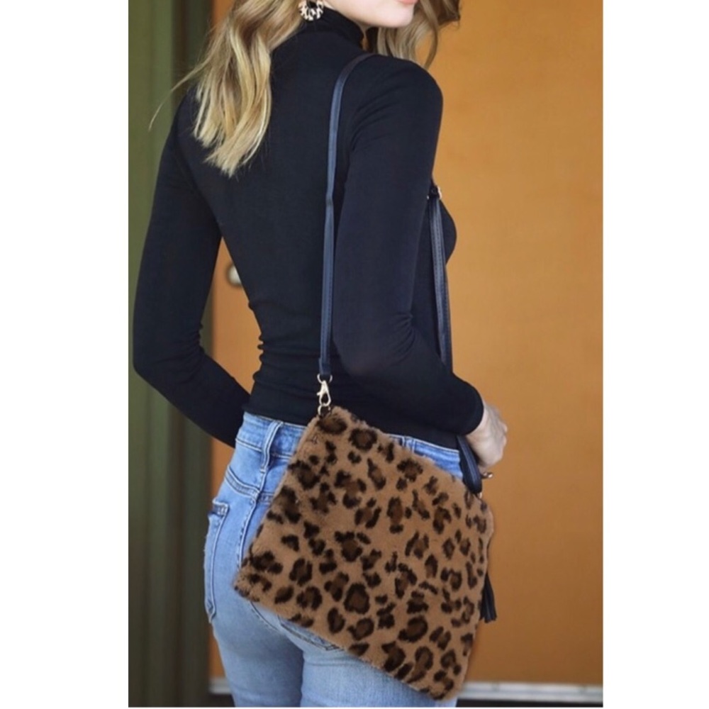 ✨LAST ONE✨FAUX FUR LEOPARD CROSSBODY/CLUTCH BAG - Picture 4 of 8